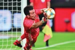 Buffon cản phá thành công 3 lượt sút luân lưu của Inter Milan. (Nguồn: AP)