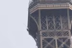 Một người chưa rõ danh tính đã tìm cách trèo lên tháp Eiffel. (Nguồn: foxnews)