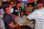 Lực lượng cứu hộ chuyển người bị thương trong vụ nổ bom, tối 17/8 ở trung tâm Bangkok. (Nguồn: AFP/TTXVN)
