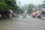 Mưa lớn gây lụt một số tuyến đường tại thành phố Hạ Long, Quảng Ninh. (Ảnh: Văn Đức/TTXVN)