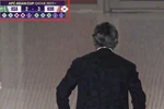 Roberto Mancini bỏ vào đường hầm trước khi Hàn Quốc sút quả quyết định.