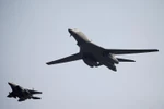 Máy bay ném bom chiến lược B-1B (phải) của không quân Mỹ. (Nguồn: Reuters)