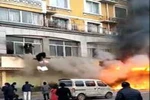Khoảnh khắc quán massage ở Trung Quốc bốc cháy làm 18 người chết