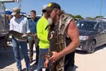 Ông Dusty Crum và con trăn khổng lồ. (Nguồn: CBS​Miami)
