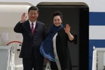 Chủ tịch Trung Quốc Tập Cận Bình (trái) cùng phu nhân tại sân bay quốc tế Palm Beach ngày 6/4. (Nguồn: AFP/TTXVN)