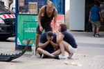 Người dân bị sốc tại hiện trường vụ đâm xe ở Las Ramblas ngày 17/8. (EPA/TTXVN)