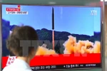 Hình ảnh phát trên truyền hình tại một nhà ga Seoul (Hàn Quốc) cho thấy tên lửa đạn đạo liên lục địa rời bệ phóng ở Triều Tiên ngày 4/7. (Nguồn: AFP/TTXVN)