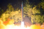 Tên lửa ICBM Hwasong-14 của Triều Tiên được phóng tại một địa điểm bí mật ngày 28/7. (Nguồn: EPA/ TTXVN)