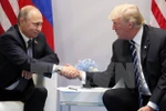 Tổng thống Nga Vladimir Putin (trái) và Tổng thống Mỹ Donald Trump trong cuộc gặp bên lề Hội nghị thượng đỉnh G20 ở Hamburg, Đức ngày 7/7. (Nguồn: AFP/TTXVN)