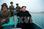 Nhà lãnh đạo Kim Jong-Un (phải) trong chuyến thị sát một đơn vị pháo binh đóng trên đảo Mahap. (Nguồn: YONHAP/TTXVN)