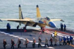 Chiến đấu cơ J-15 trên tàu sân bay Liêu Ninh của Hải quân Trung Quốc. (Ảnh: AFP/TTXVN)