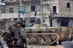 Binh sỹ Syria tuần tra trên đường phố ở Aleppo. ( Nguồn: EPA/TTXVN)