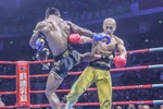 Buakaw liên tiếp ra những đòn đánh mạnh mẽ và trúng đích về phía đối phương. (Nguồn: Banchamek Gym)
