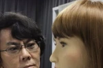 Giáo sư Hiroshi Ishiguro và robot Erica. (Nguồn: The Guardian) 