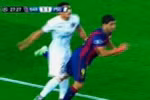 [Video] Suarez tung tuyệt chiêu kung-fu "đá hậu" về phía Thiago Silva