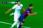 [Video] Suarez tung tuyệt chiêu kung-fu "đá hậu" về phía Thiago Silva