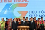 Thứ trưởng Phan Tâm (bên trái, hàng đầu tiên) trong lễ khai trương 4G của Viettel. (Nguồn: Viettel)