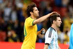 Lionel Messi khó chịu ra mặt trước hành động xoa đầu của Kaka