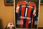 Bayern tặng áo cho Giáo hoàng và quyên 1 triệu Euro làm từ thiện