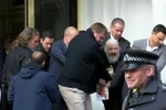 Nhà sáng lập WikiLeaks Julian Assange (giữa, phía sau) bị cảnh sát bắt giữ và áp giải khỏi Đại sứ quán Ecuador ở London ngày 11/4. (Nguồn: Rupity/TTXVN)