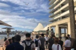 Khách du lịch và người dân được sơ tán khỏi khu vực nhà hát con sò Opera ở thành phố Sydney do rò rỉ khí ga. (Nguồn: News.com.au/TTXVN)