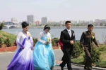 Cô dâu chú rể chụp ảnh lưu niệm tại Thủ đô Bình Nhưỡng. (Ảnh: Phương Hoa/TTXVN)