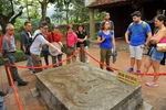 Du khách quốc tế tham quan tại khu di tích Lịch sử-Văn hóa Cố đô Hoa Lư. (Ảnh: Minh Đức/TTXVN)