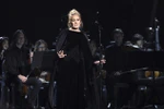 Adele trình diễn trong đêm trao giải Grammy. Cô hát bài Hello và một ca khúc khác của ca sỹ quá cố George Michael. (Nguồn: Daily Mail)
