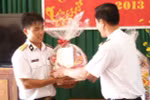 Tặng quà Tết các chiến sỹ trạm 575 (Ảnh: Sơn Bách/Vietnam+)