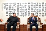 Hai nhà lãnh đạo Hàn Quốc và Triều Tiên. (Nguồn: AFP/TTXVN)