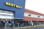 Khách hàng xếp hàng dài chờ mua sắm bên ngoài cửa hiệu ở Norwalk Connecticut, Mỹ. (Nguồn: AFP/TTXVN)
