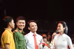 Thầy giáo Hoàng Đức Mạnh - Trường THCS Lê Thanh ( huyện Mỹ Đức, Hà Nội) (thứ 2 từ phải sang) giao lưu với các học trò tại chương trình. (Ảnh: Hoàng Hiếu/TTXVN)