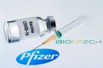 Hình ảnh mô phỏng vắcxin ngừa COVID-19 do hãng dược phẩm Pfizer (Mỹ) và BioNTech (Đức) phối hợp sản xuất. (Ảnh: AFP/TTXVN)