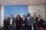 Đoàn Xúc tiến thương mại Đại sứ quán Việt Nam và Ban lãnh đạo Phòng Thương mại Nelson Mandela Bay tại buổi làm việc ngày 23/11. (Ảnh: Đình Lượng/TTXVN)