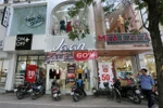 Các cửa hàng giảm giá từ 30-60% trên phố Chùa Bộc. (Ảnh: Hoàng Hiếu/TTXVN)