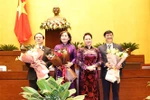 Chủ tịch Quốc hội Nguyễn Thị Kim Ngân tặng hoa chúc mừng Bộ trưởng Bộ Y tế, Bộ trưởng Bộ Khoa học và Công nghệ và Thống đốc Ngân hàng Nhà nước Việt Nam vừa được Quốc hội phê chuẩn. (Ảnh: Trọng Đức/TTXVN)