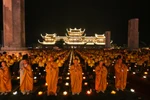 Tối 13/5 tại chùa Tam Chúc, nơi tổ chức Đại lễ Phật đản Liên hợp quốc đã diễn ra lễ hội hoa đăng, thắp nến cầu nguyện hoà bình thế giới với khoảng 5 vạn phật tử tham dự. (Ảnh: Minh Sơn/Vietnam+)