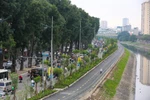 Làn đường dành cho xe đạp và người đi bộ ven đường Láng cạnh sông Tô Lịch đã chính thức được đưa vào sử dụng. Tuyến đường dài gần 4 km một đầu nối với đường Cầu Giấy, đầu kia nối Ngã Tư Sở (quận Đống Đa, Hà Nội). (Ảnh: PV/Vietnam+)
