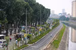 Làn đường dành cho xe đạp và người đi bộ ven đường Láng cạnh sông Tô Lịch đã chính thức được đưa vào sử dụng. Tuyến đường dài gần 4 km một đầu nối với đường Cầu Giấy, đầu kia nối Ngã Tư Sở (quận Đống Đa, Hà Nội). (Ảnh: PV/Vietnam+)