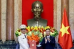 Chủ tịch nước Võ Văn Thưởng trao quyết định thăng cấp bậc hàm Thượng tướng cho Thứ trưởng Bộ Công an Nguyễn Duy Ngọc. (Ảnh: Thống Nhất/TTXVN)