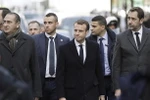 Tổng thống Pháp Emmanuel Macron (ở giữa) tới khu vực Khải Hoàn Môn ở thủ đô Paris để xem xét những thiệt hại do những đối tượng biểu tình quá khích gây ra. (Ảnh: AFP/TTXVN)