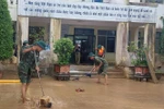 Lực lượng bộ đội hỗ trợ dọn bùn đất tại Trường Tiểu học và Trung học Cơ sở Cam Tuyền, huyện Cam Lộ (Quảng Trị). (Ảnh: TTXVN phát)