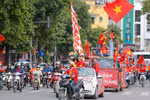 Từ 14h chiều ngày 19/11, hàng trăm cổ động viên thuộc hội cổ động viên bóng đá Việt Nam(VFS), đã diễu hành qua các con phố Hà Nội để sẵn sàng 'tiếp lửa' cho đội tuyển Việt Nam trước trận 'đại chiến' với Thái Lan tối nay. (Ảnh: Minh Sơn/Vietnam+)