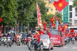 Từ 14h chiều ngày 19/11, hàng trăm cổ động viên thuộc hội cổ động viên bóng đá Việt Nam(VFS), đã diễu hành qua các con phố Hà Nội để sẵn sàng 'tiếp lửa' cho đội tuyển Việt Nam trước trận 'đại chiến' với Thái Lan tối nay. (Ảnh: Minh Sơn/Vietnam+)