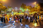 Ngay trong đêm 16 rạng sáng 17/10, hàng trăm hộ dân trong Khu đô thị Nam An Khánh (Hoài Đức, Hà Nội) đã mang theo xô, chậu tấp nập xếp hàng, chờ đến lượt nhận nước sạch về sinh hoạt. (Ảnh: Minh Sơn/Vietnam+)