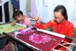 Trình diễn nghề thêu truyền thống. (Ảnh: Thanh Tùng/TTXVN)