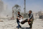 Chuyển nạn nhân bị thương trong vụ tấn công bằng bom thùng tại Aleppo ngày 27/8. (Nguồn: AFP/TTXVN)