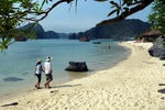 Bãi tắm thơ mộng trên đảo Khỉ thuộc quần dảo Cát Bà. (Ảnh: Thanh Hà/TTXVN)