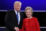 Bà Hillary Clinton (phải) và ông Donald Trump (trái) trong cuộc tranh luận trực tiếp đầu tiên tại New York, Mỹ. (Nguồn: EPA/TTXVN)