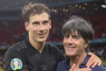 HLV Loew và người hùng Leon Goretzka sau trận đấu với Hungary. (Nguồn: Sky)